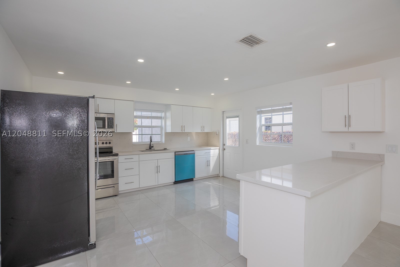 913 NE 2nd St, Hallandale Beach FL 33009