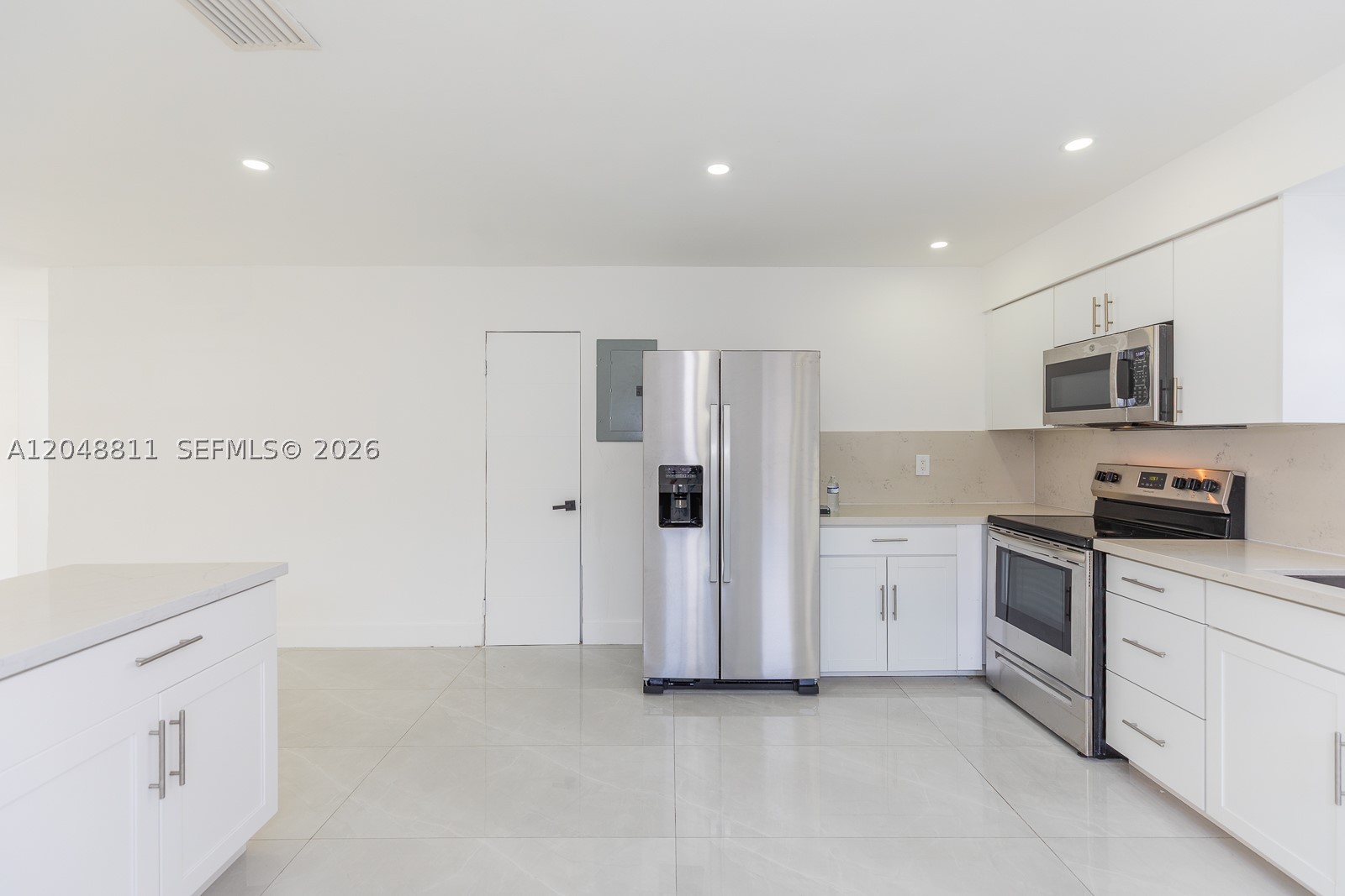 913 NE 2nd St, Hallandale Beach FL 33009