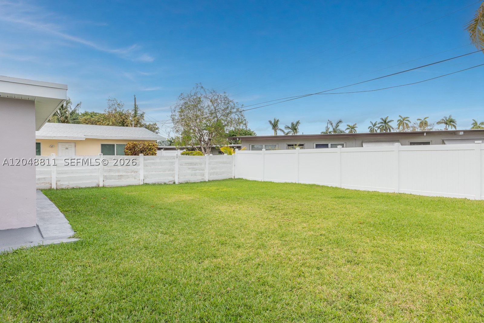 913 NE 2nd St, Hallandale Beach FL 33009