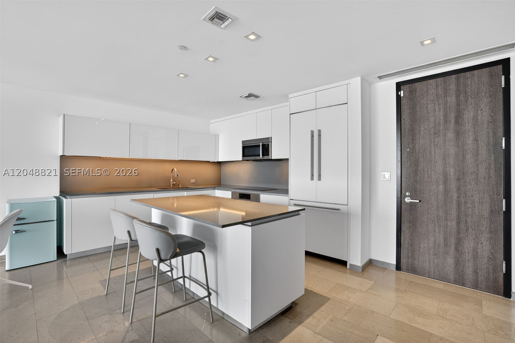68 SE 6th St #3710, Miami FL 33131