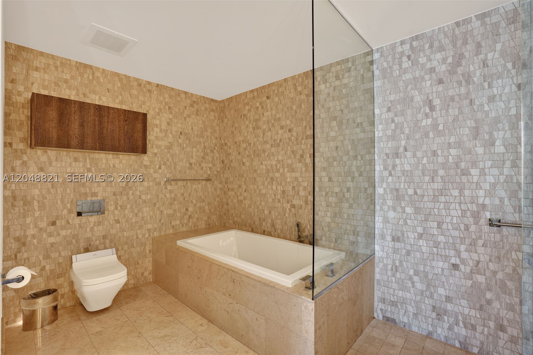 68 SE 6th St #3710, Miami FL 33131