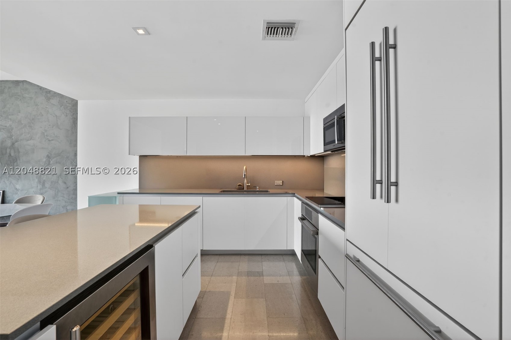 68 SE 6th St #3710, Miami FL 33131