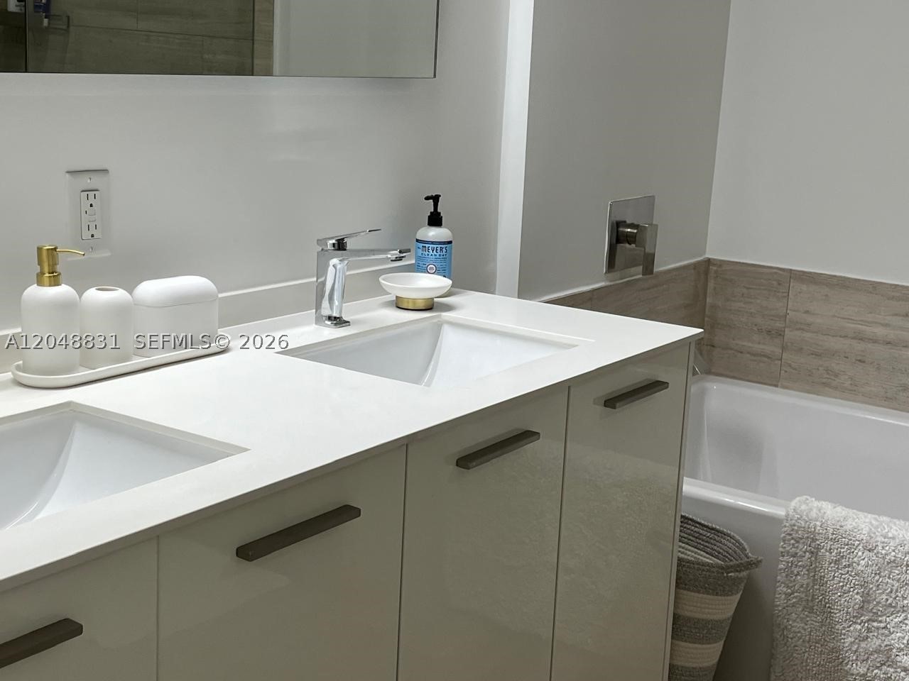 1300 Brickell Bay Dr #2208, Miami FL 33131