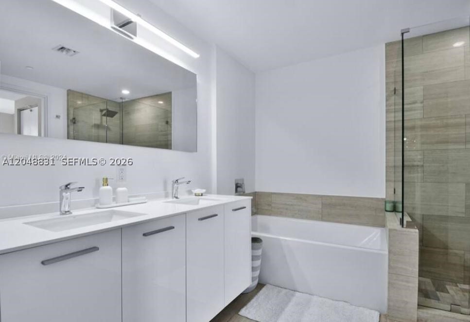 1300 Brickell Bay Dr #2208, Miami FL 33131