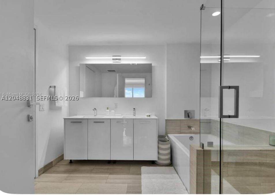 1300 Brickell Bay Dr #2208, Miami FL 33131