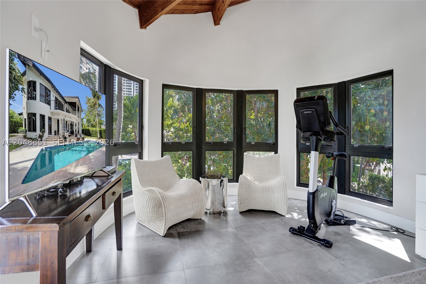 113 Holiday Dr, Hallandale Beach FL 33009