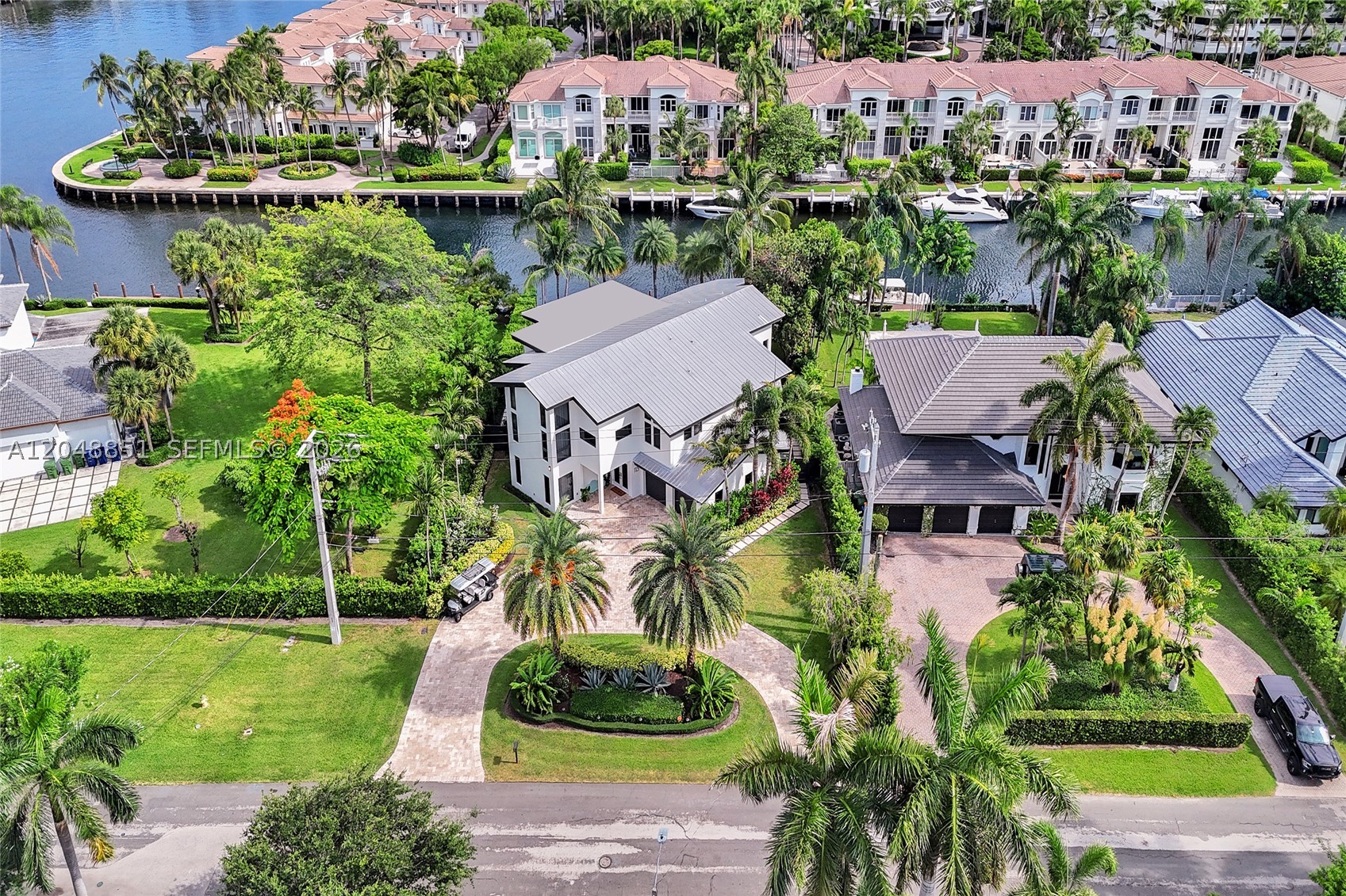 113 Holiday Dr, Hallandale Beach FL 33009