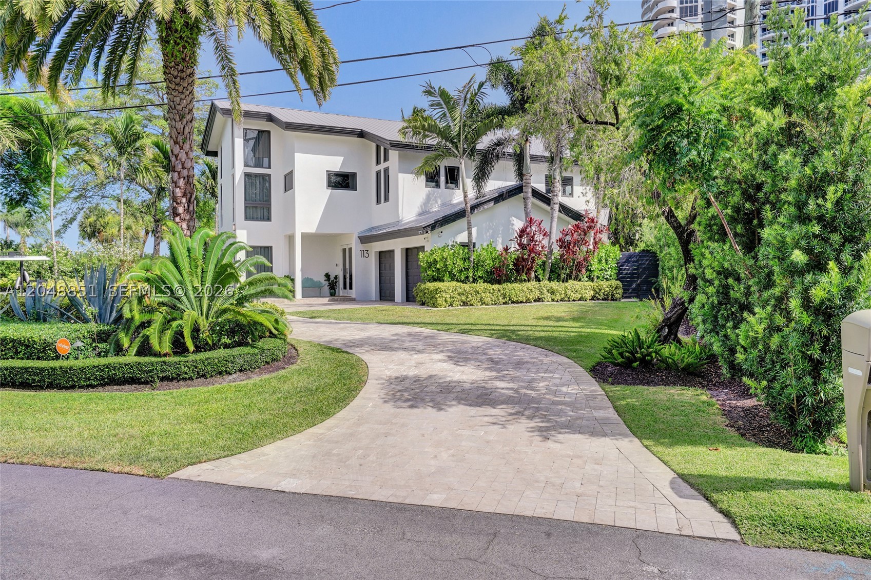 113 Holiday Dr, Hallandale Beach FL 33009