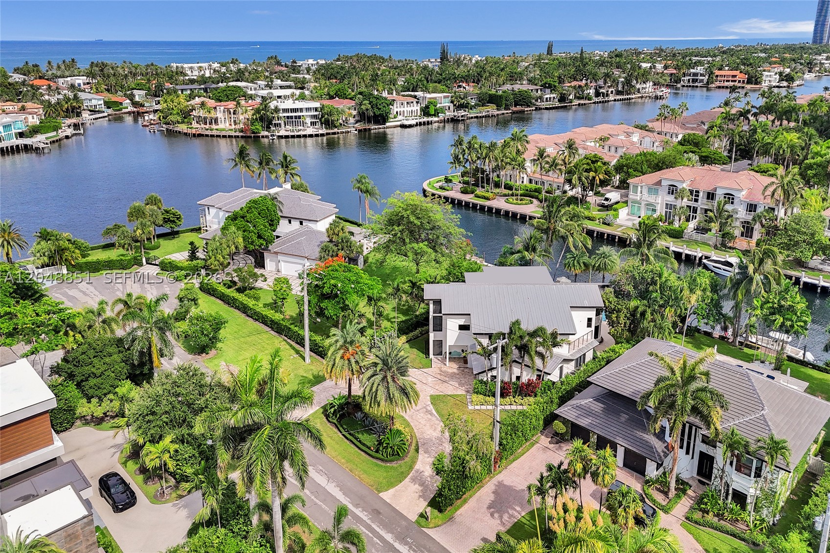 113 Holiday Dr, Hallandale Beach FL 33009