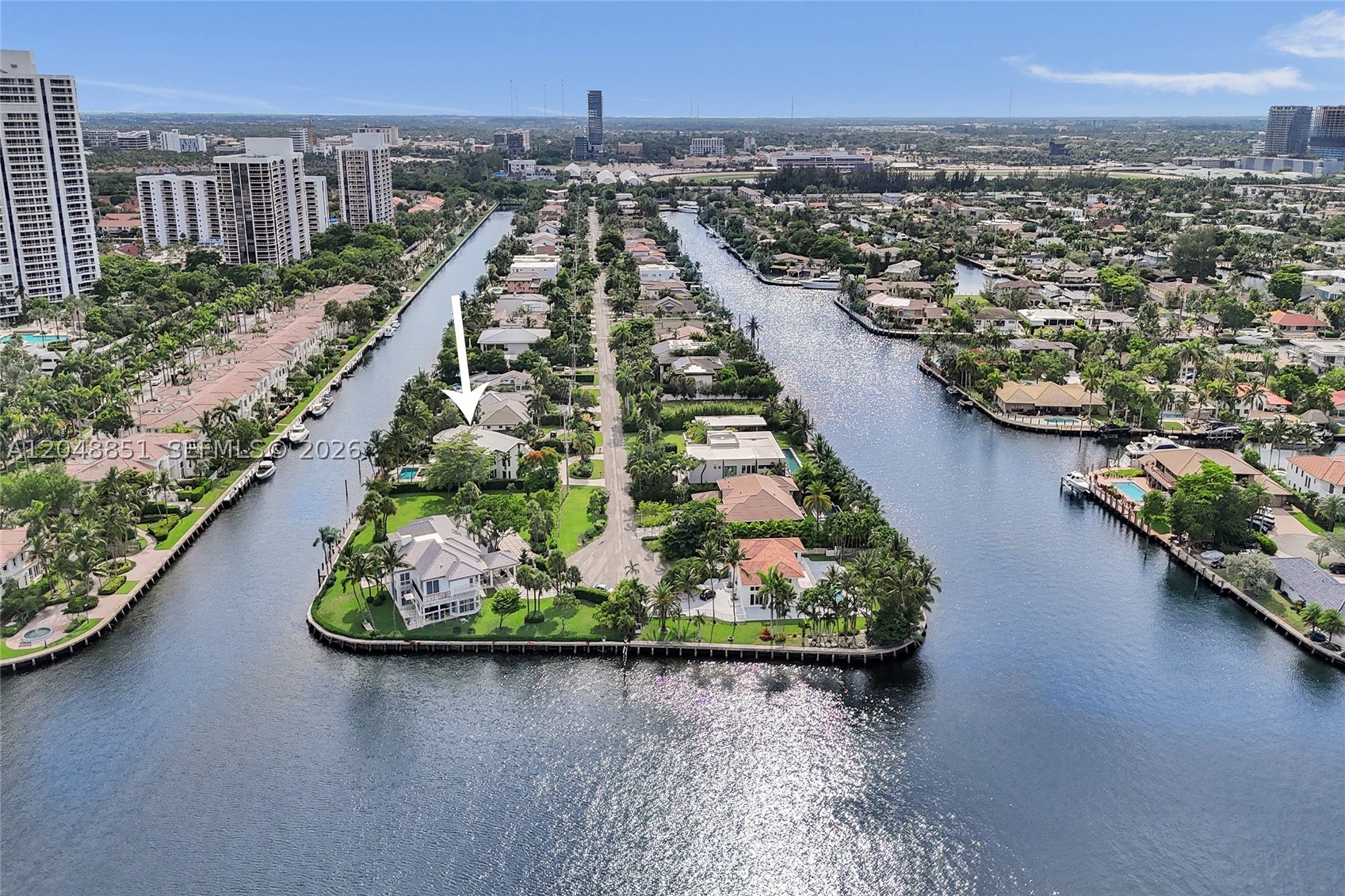 113 Holiday Dr, Hallandale Beach FL 33009