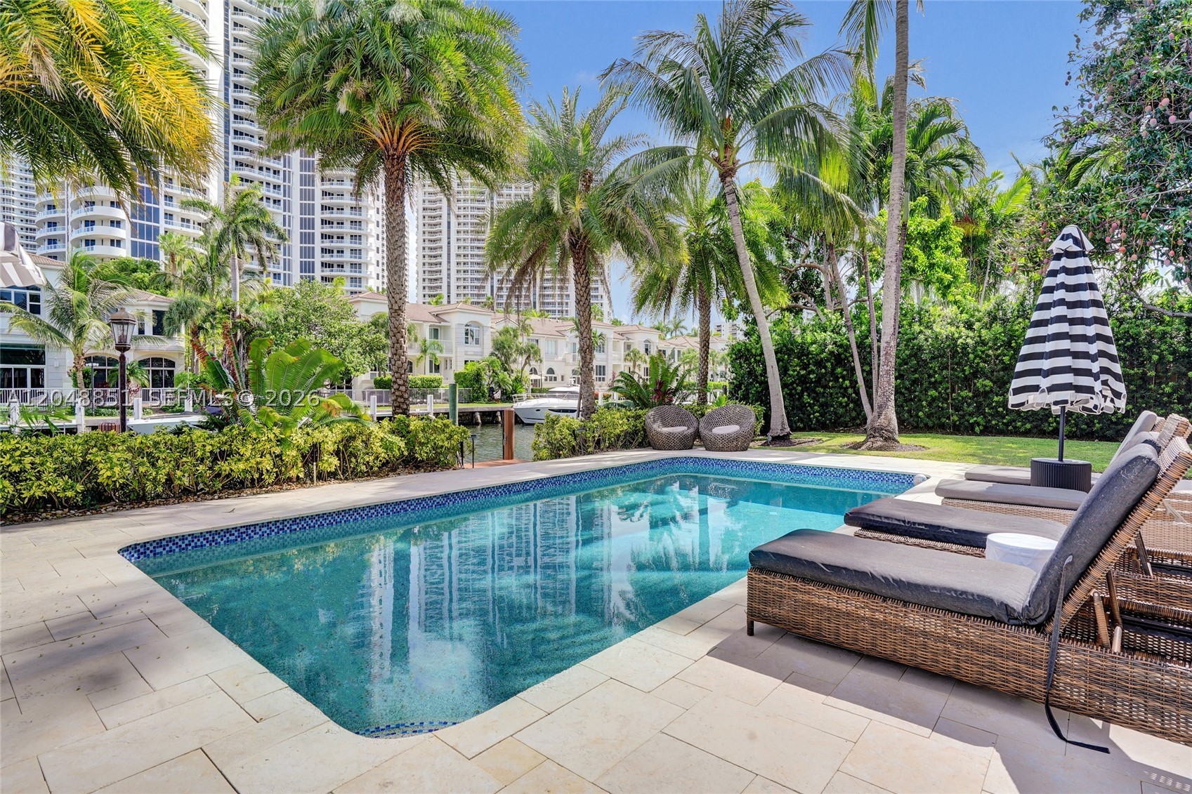 113 Holiday Dr, Hallandale Beach FL 33009
