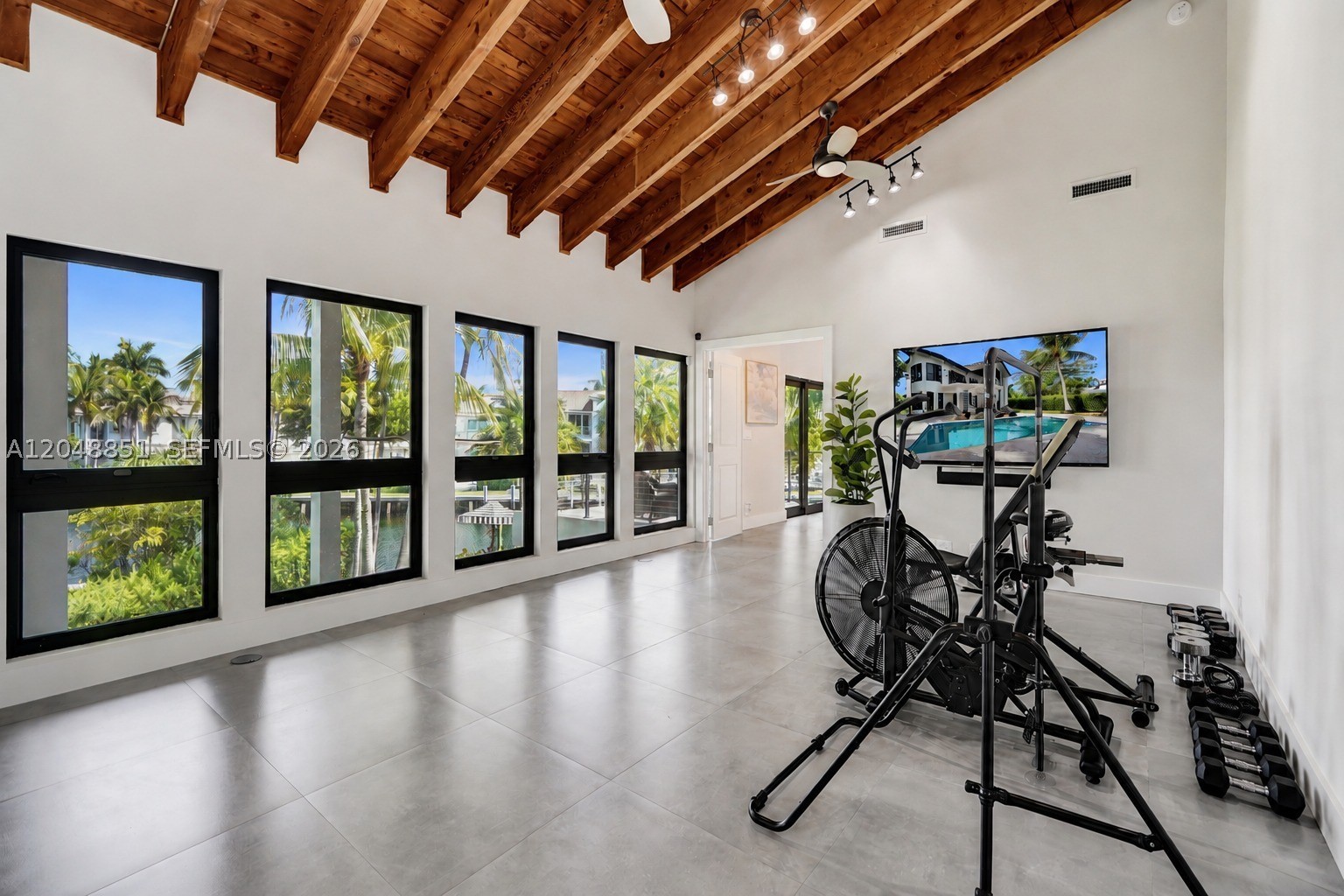 113 Holiday Dr, Hallandale Beach FL 33009