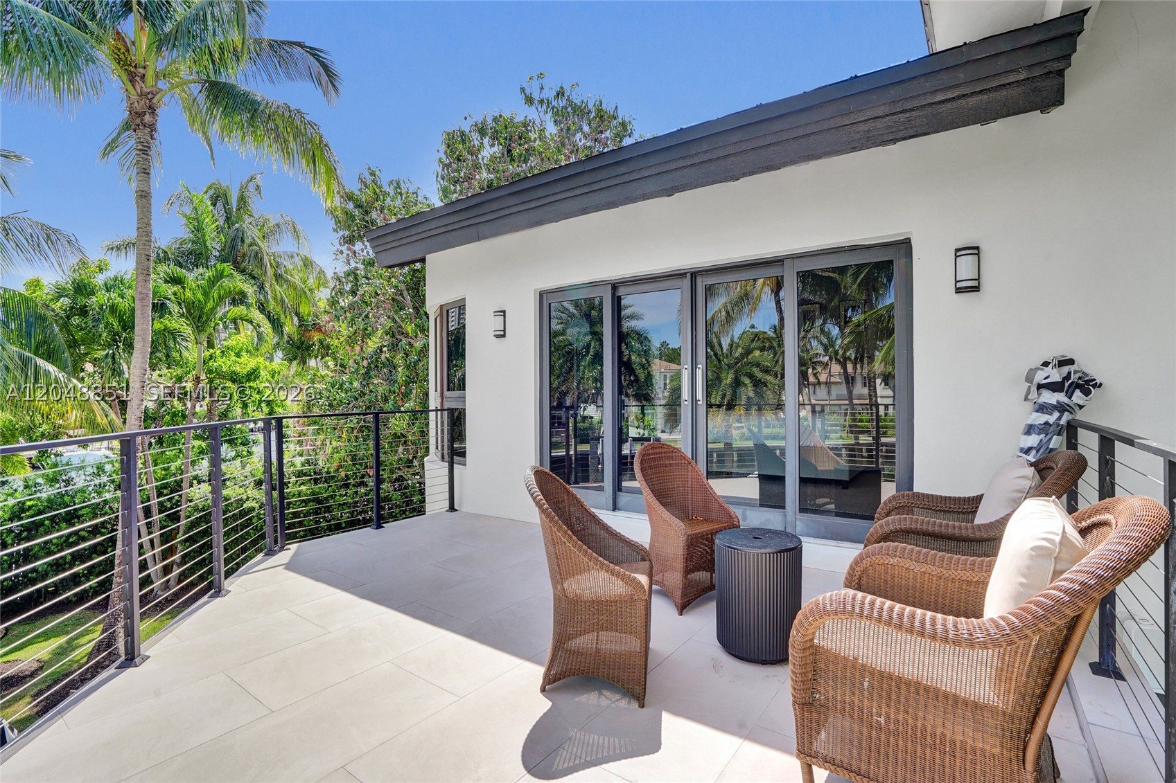 113 Holiday Dr, Hallandale Beach FL 33009