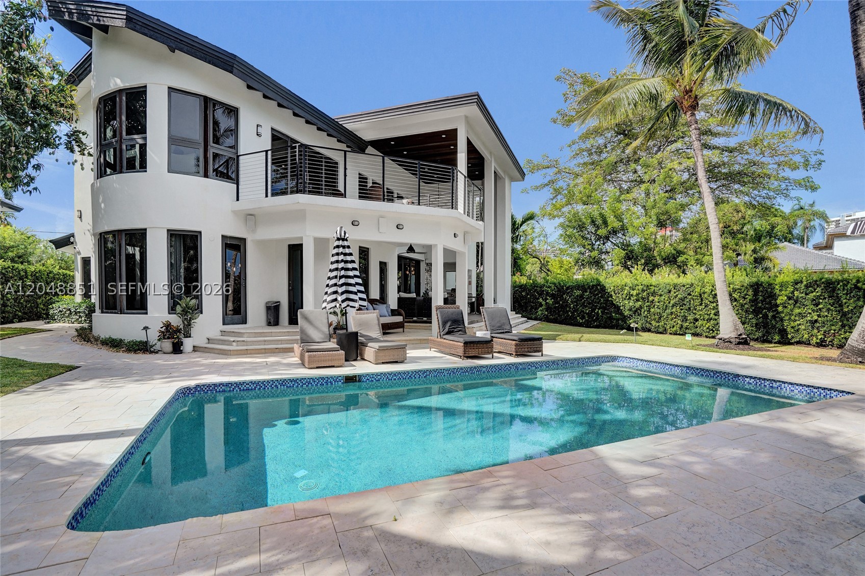 113 Holiday Dr, Hallandale Beach FL 33009