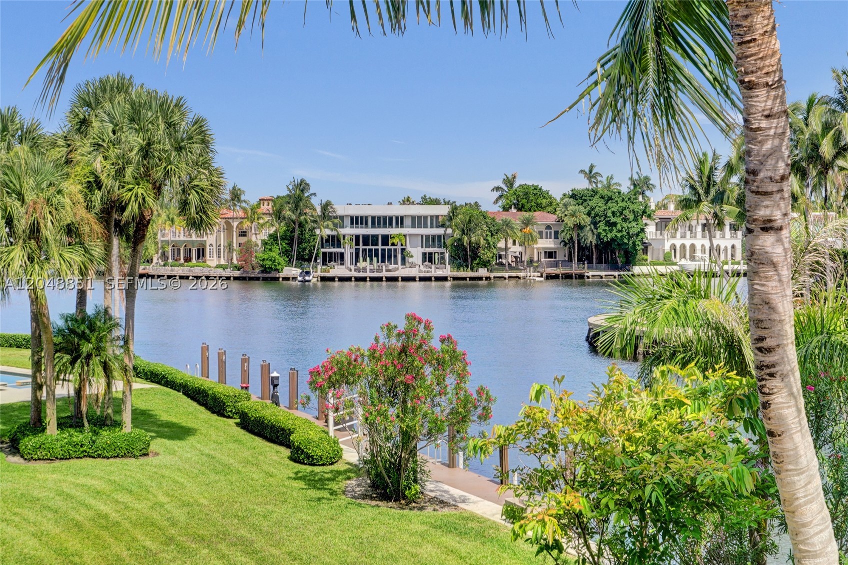113 Holiday Dr, Hallandale Beach FL 33009