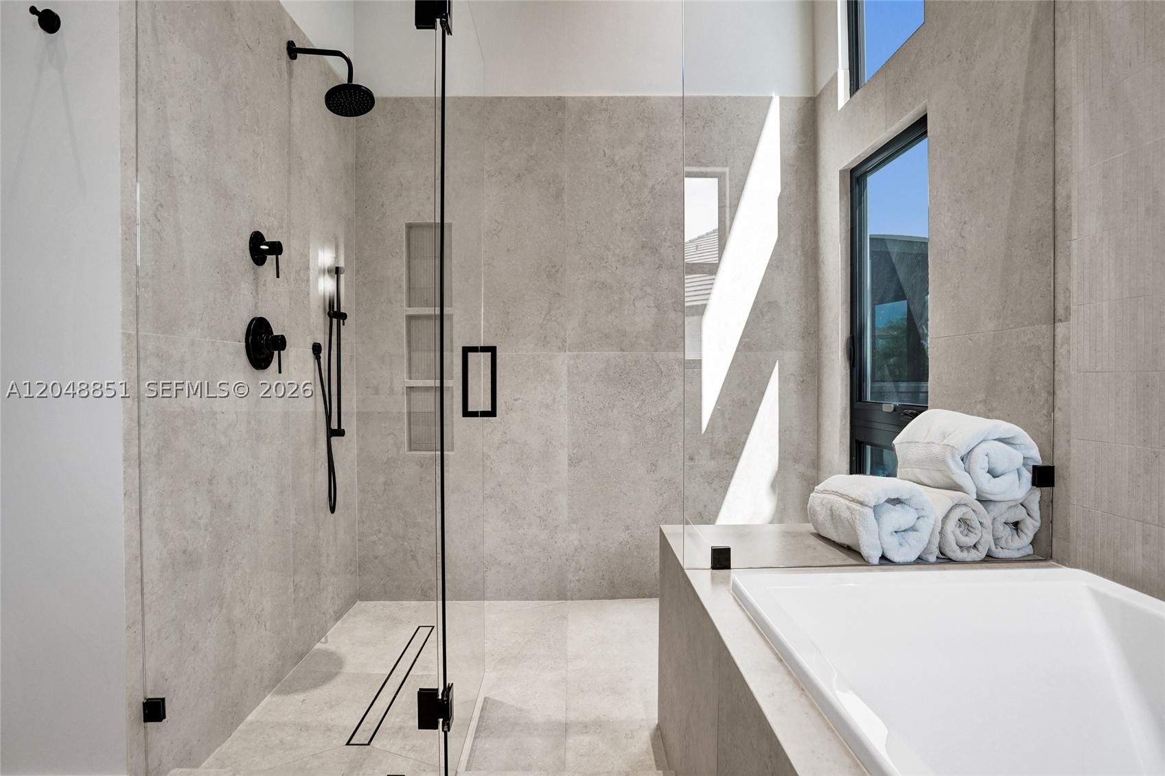 113 Holiday Dr, Hallandale Beach FL 33009