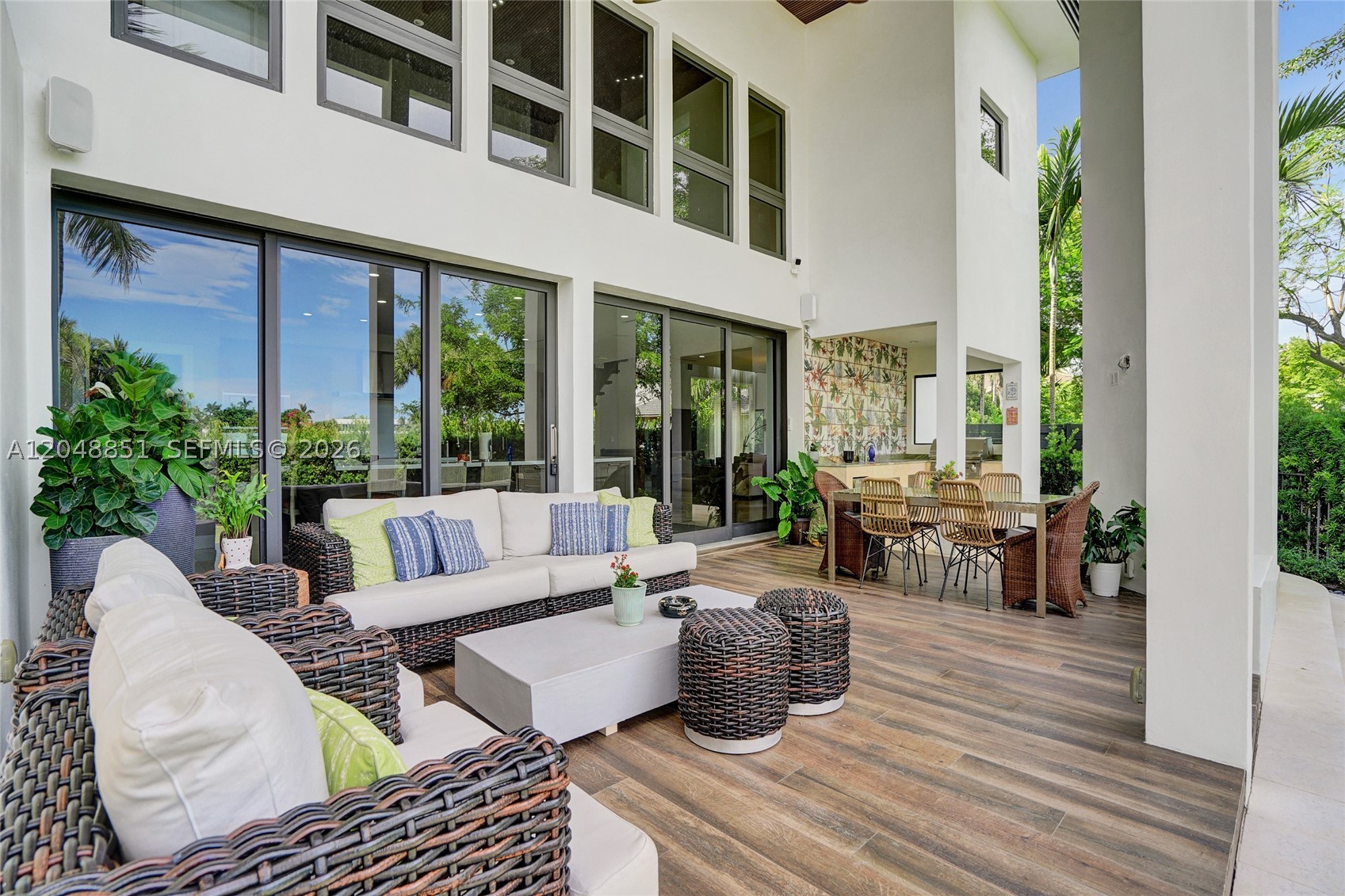 113 Holiday Dr, Hallandale Beach FL 33009