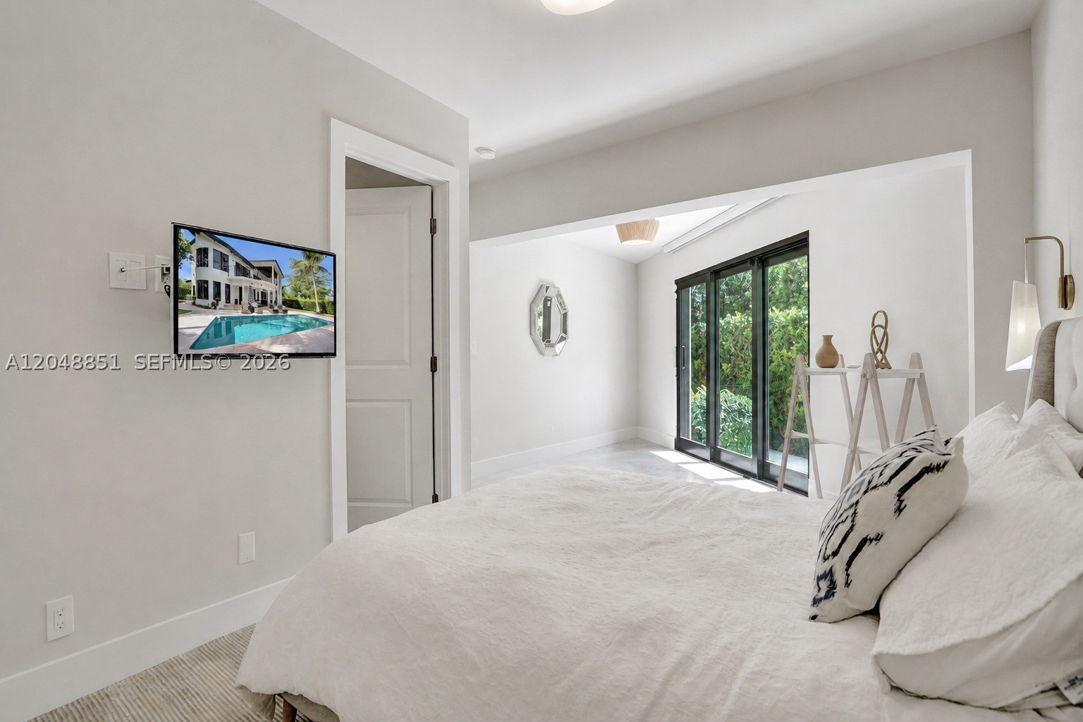 113 Holiday Dr, Hallandale Beach FL 33009