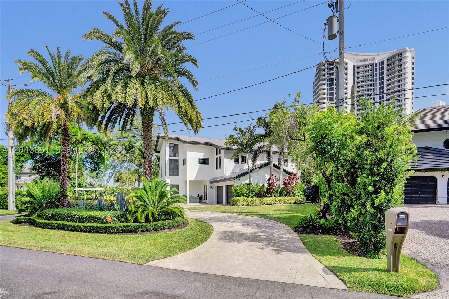 113 Holiday Dr, Hallandale Beach FL 33009