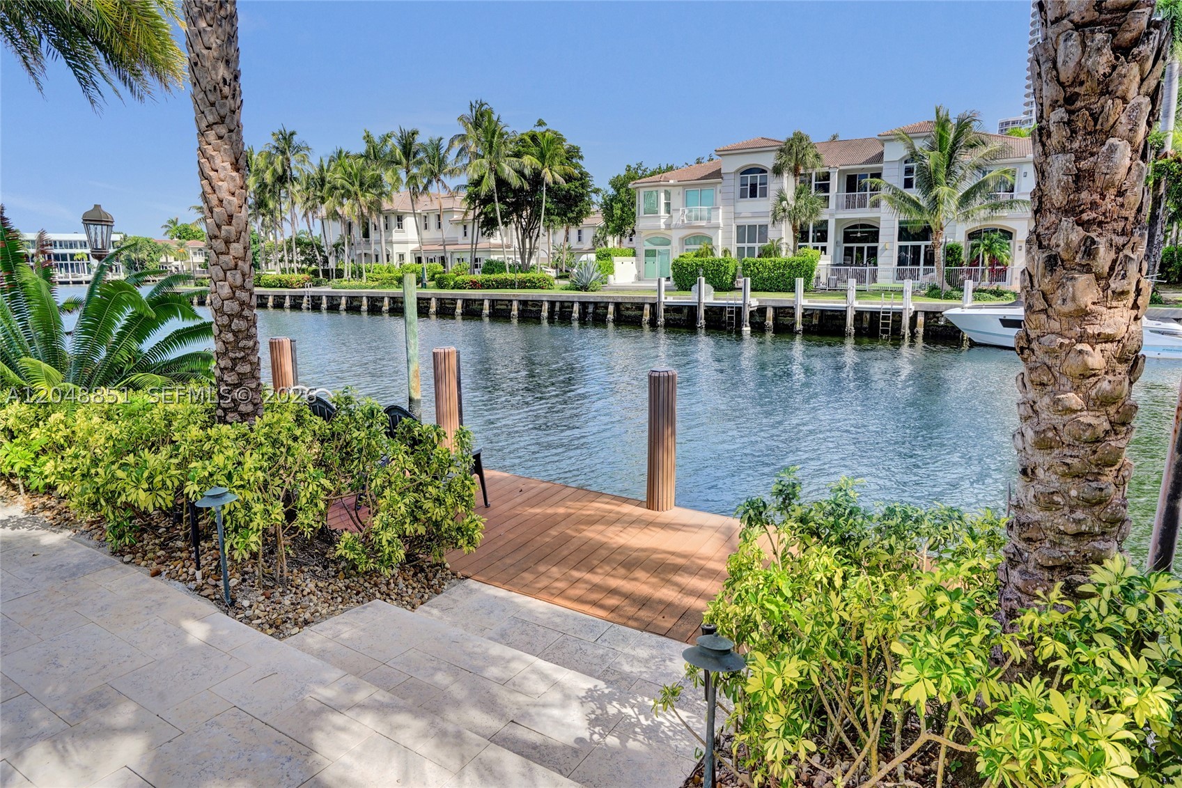 113 Holiday Dr, Hallandale Beach FL 33009