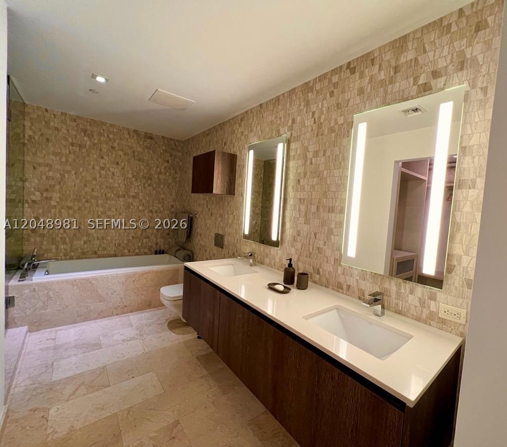 88 SW 7th St #808, Miami FL 33130