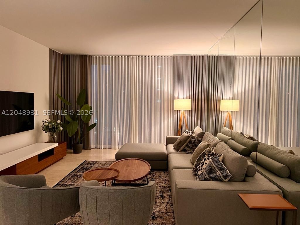 88 SW 7th St #808, Miami FL 33130