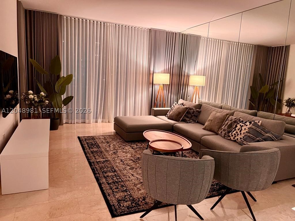 88 SW 7th St #808, Miami FL 33130