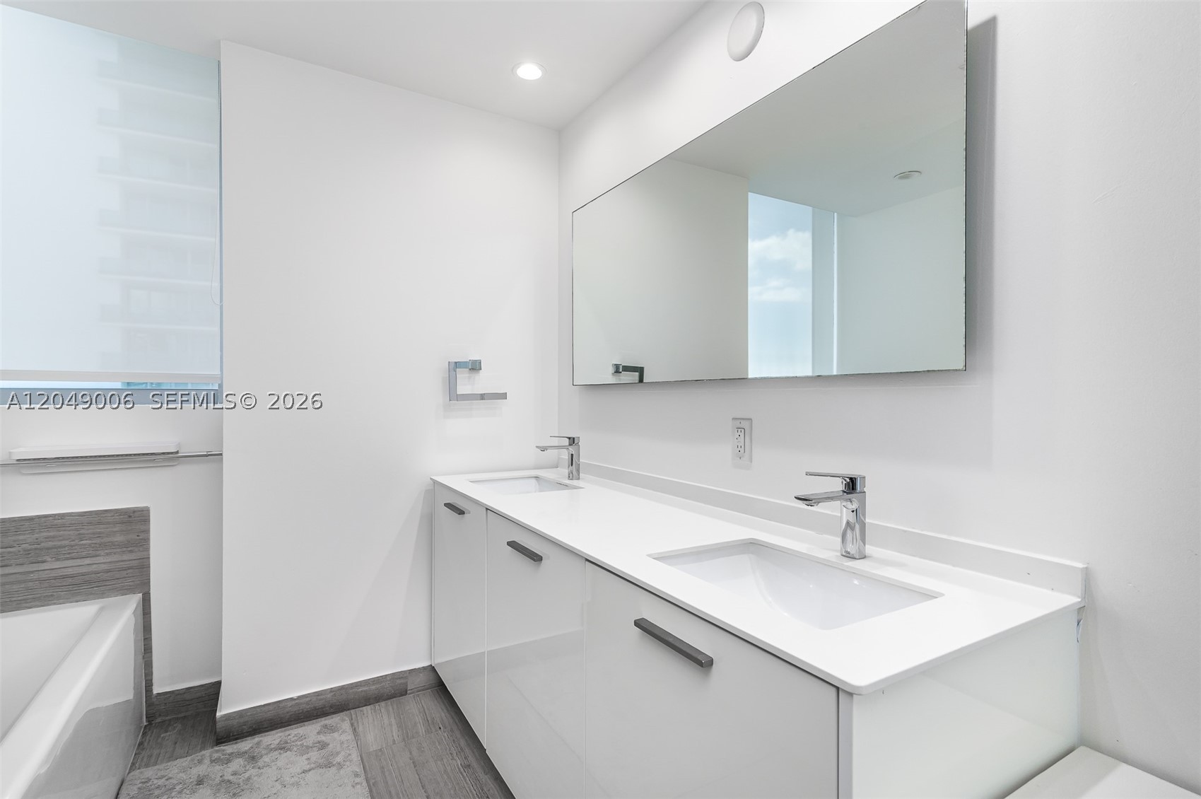 1300 Brickell Bay Dr #2509, Miami FL 33131