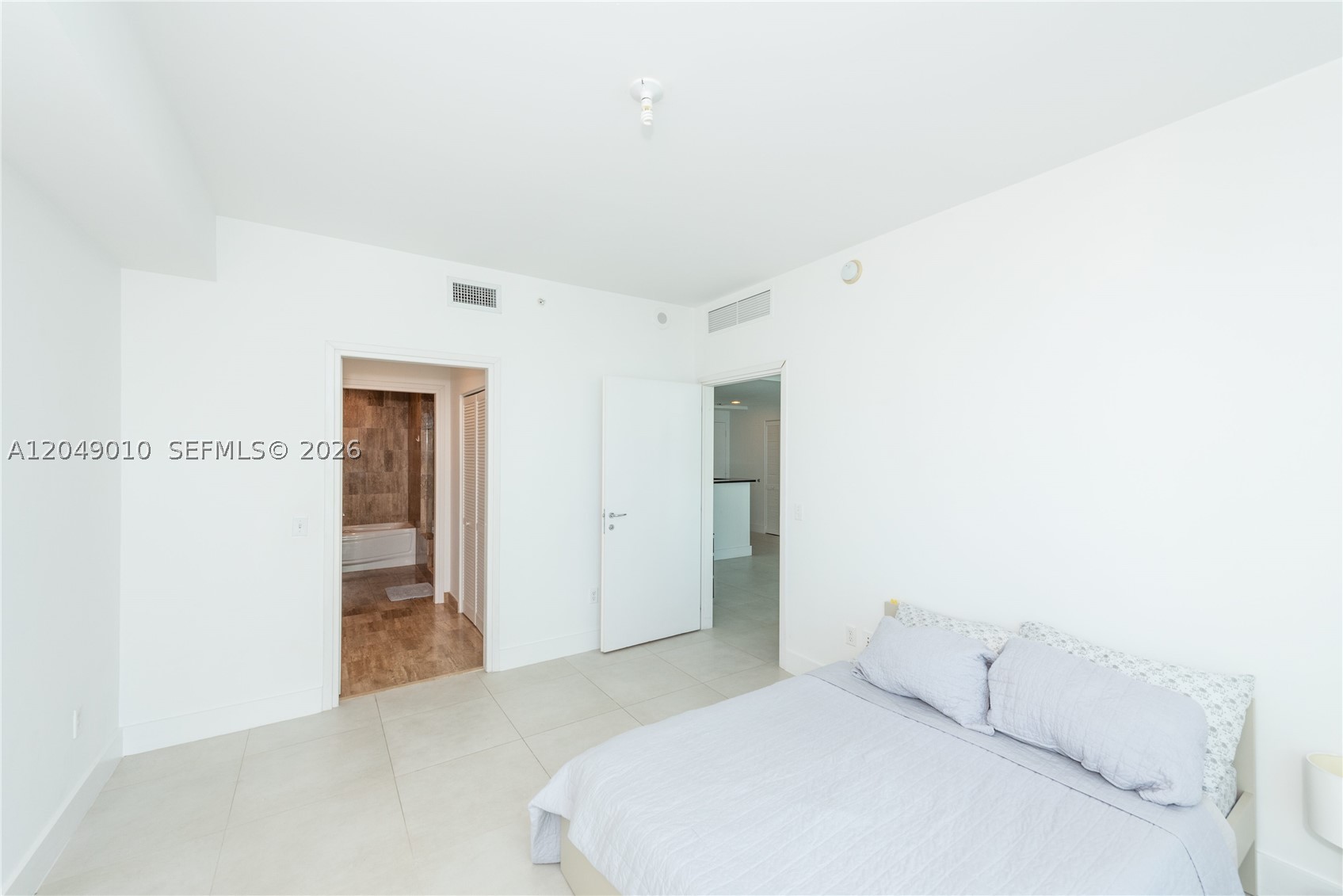 300 S Biscayne Blvd #T-2814, Miami FL 33131