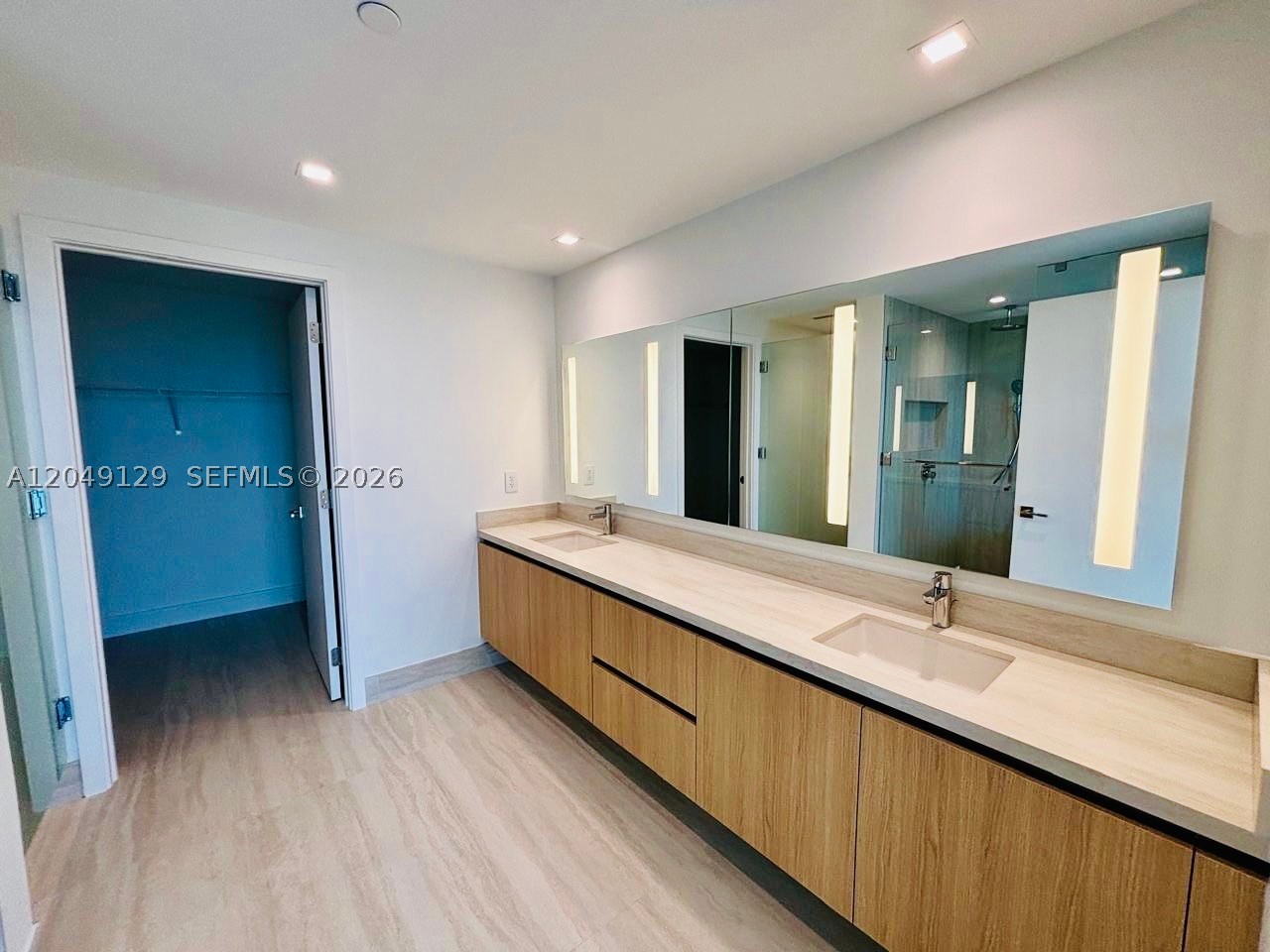 2411 Laguna Circle North #1411, Miami FL 33181