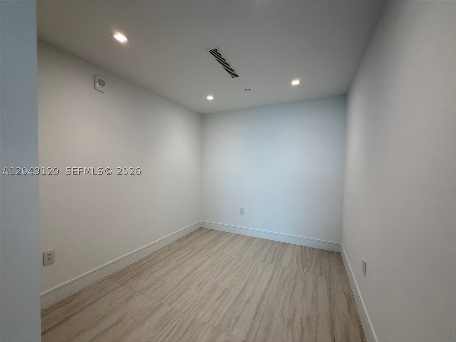 2411 Laguna Circle North #1411, Miami FL 33181
