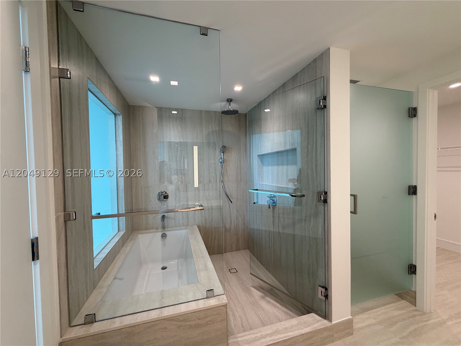 2411 Laguna Circle North #1411, Miami FL 33181