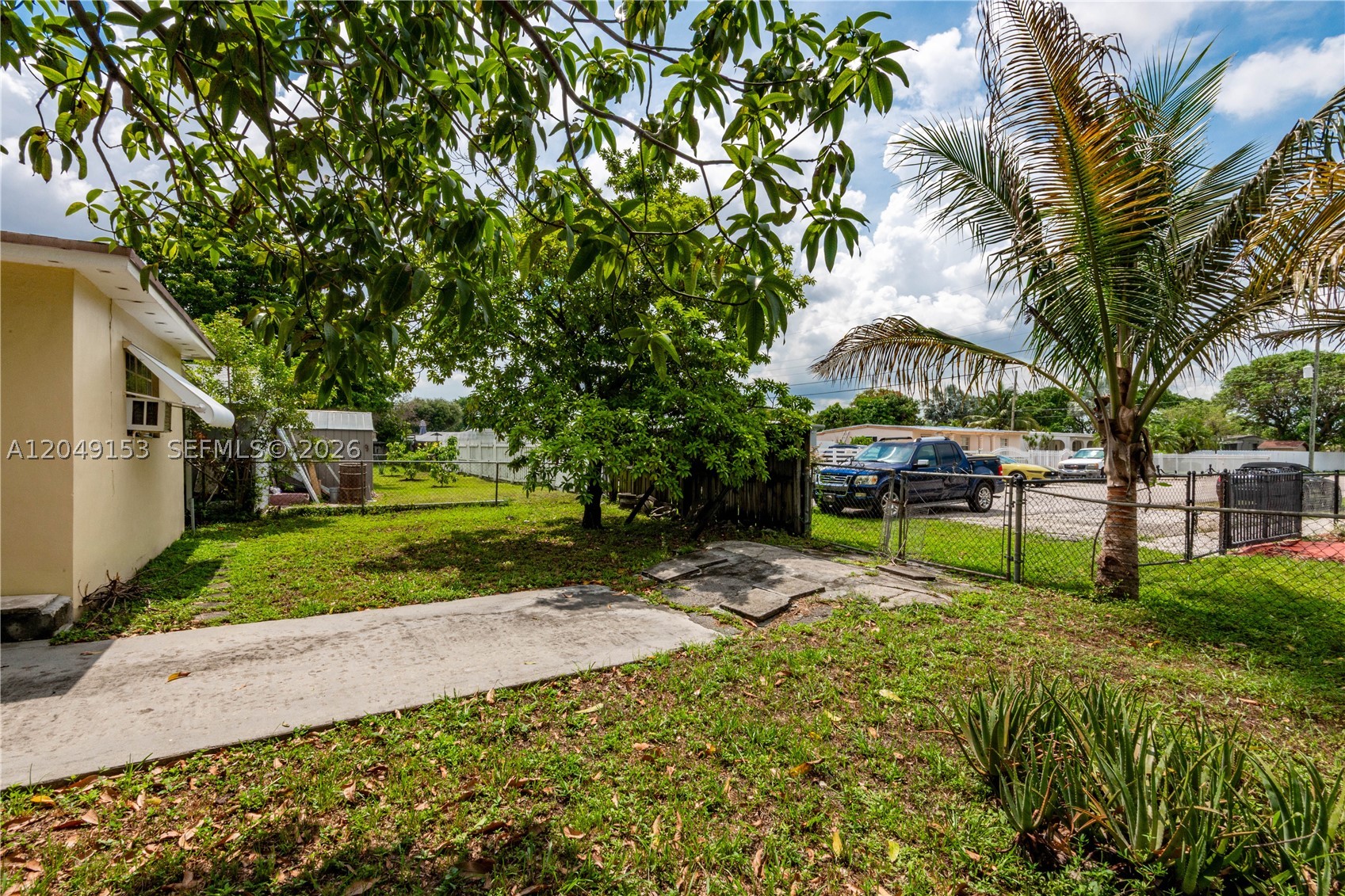 292 W 39th Pl, Hialeah FL 33012