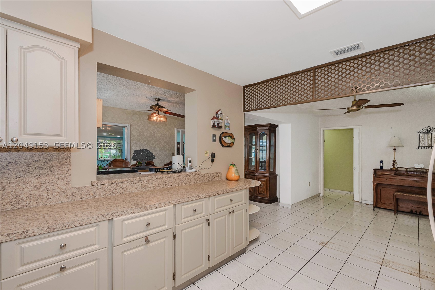 292 W 39th Pl, Hialeah FL 33012