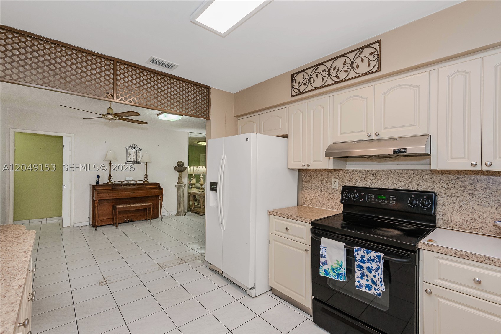 292 W 39th Pl, Hialeah FL 33012