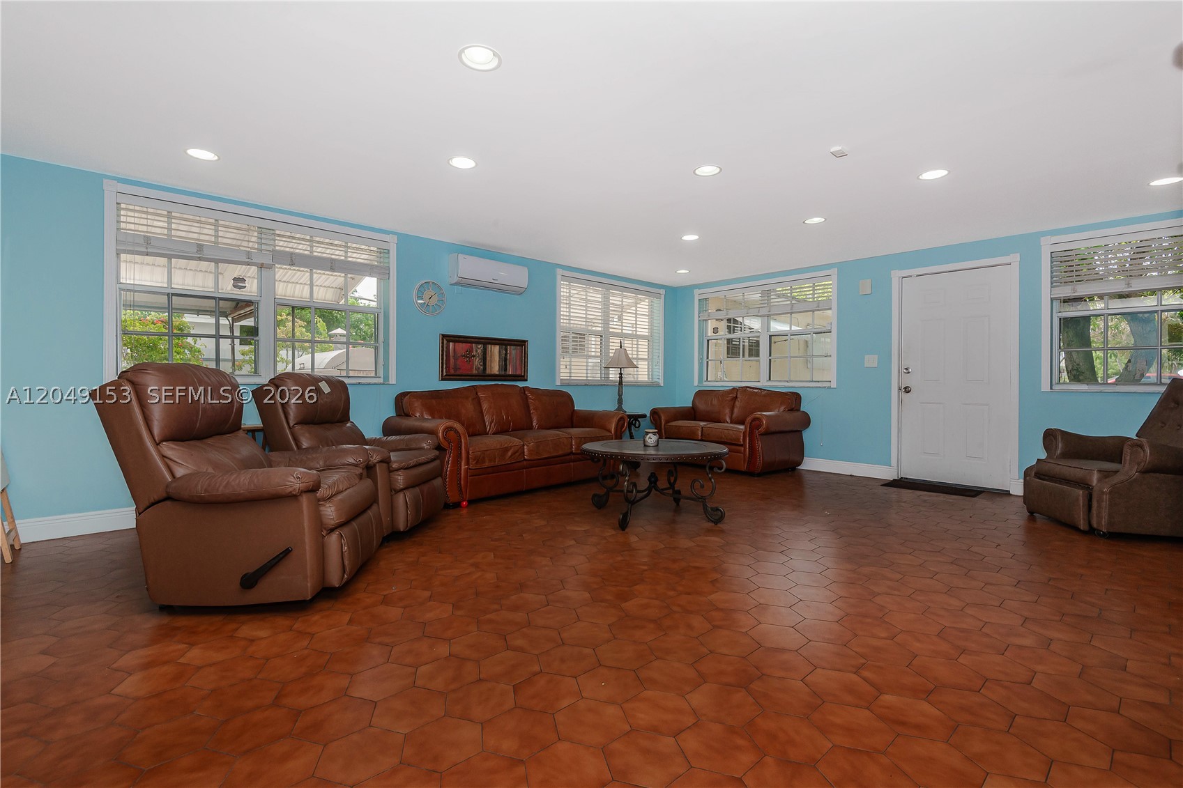 292 W 39th Pl, Hialeah FL 33012