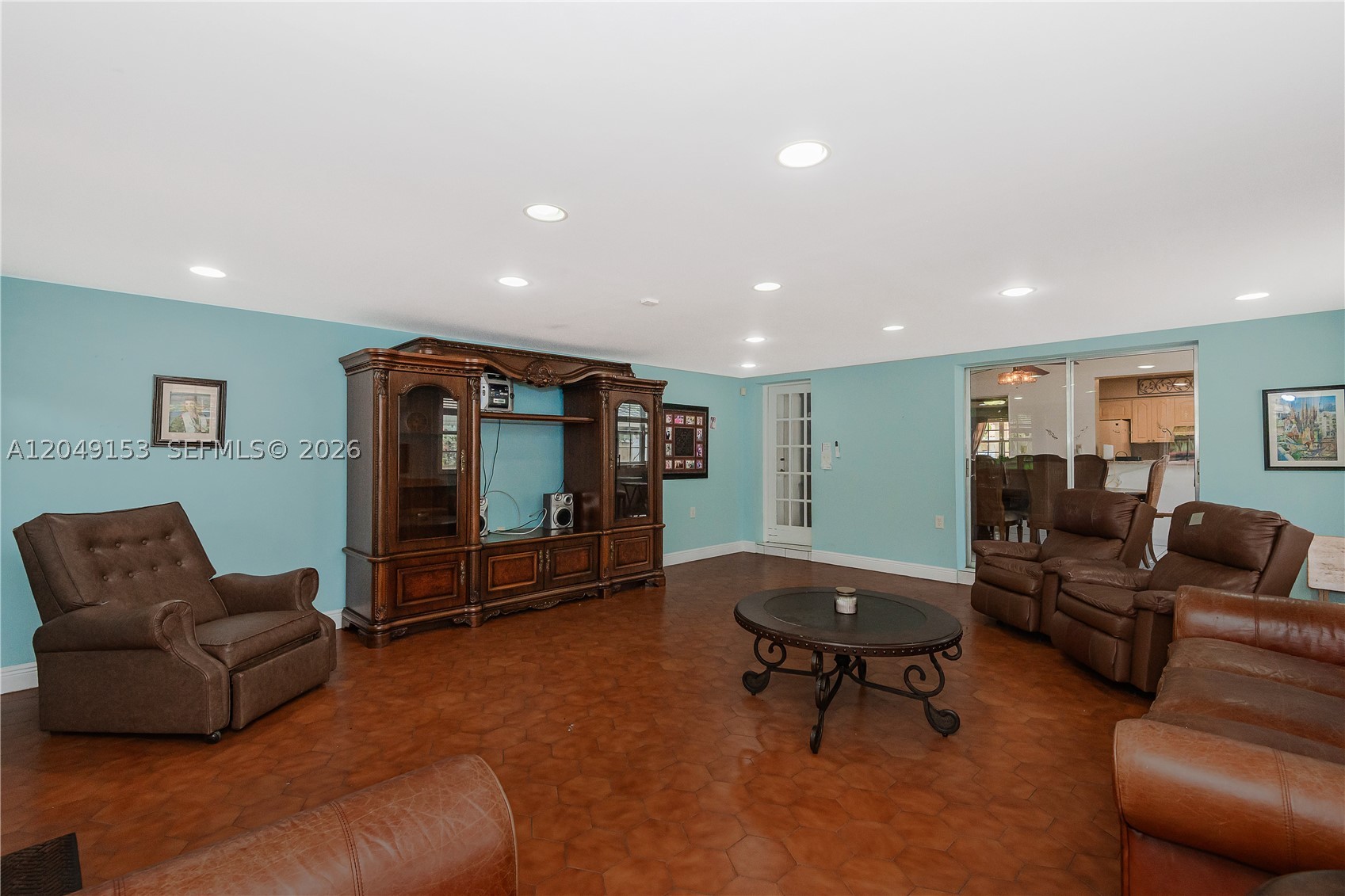 292 W 39th Pl, Hialeah FL 33012