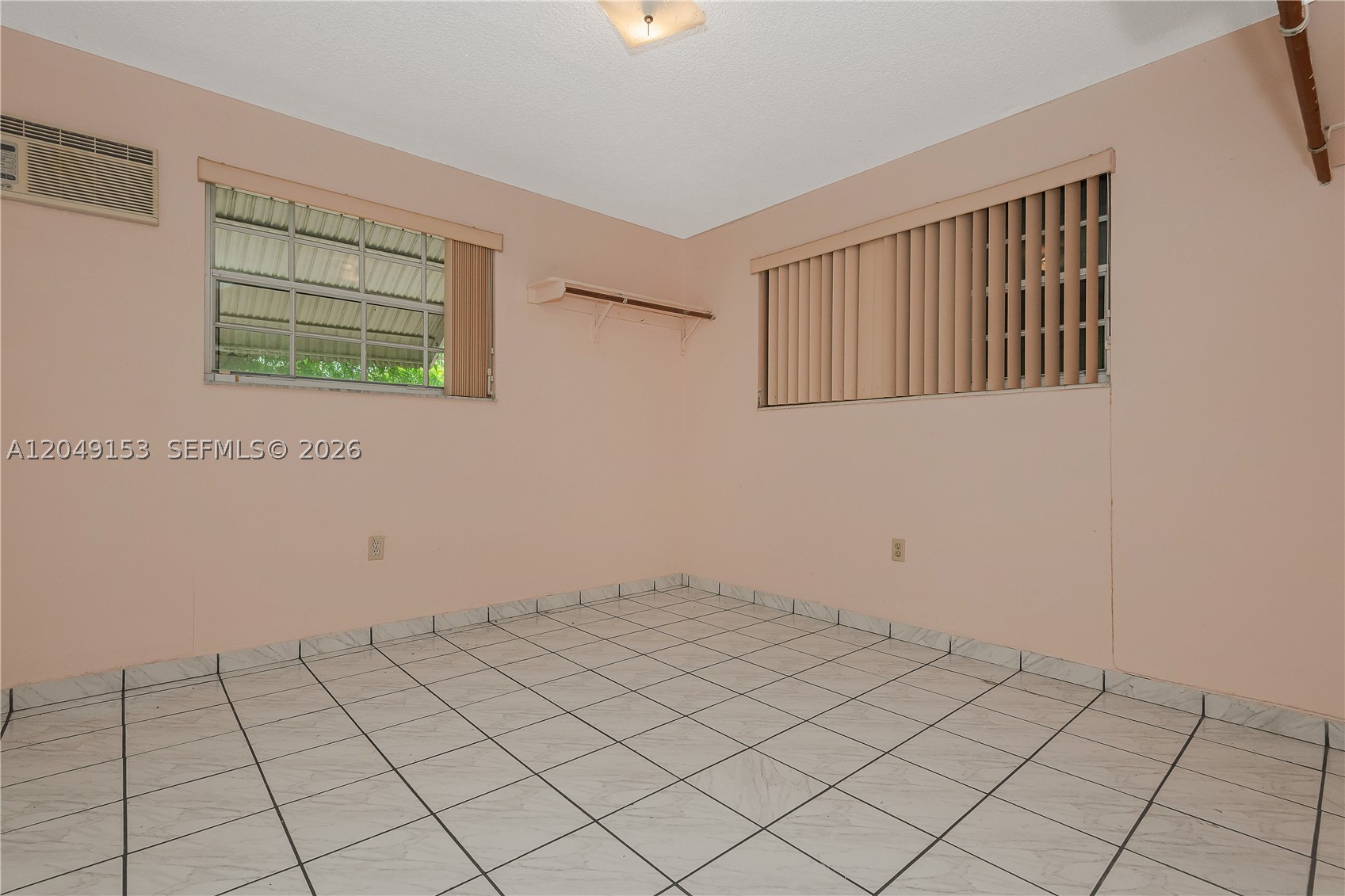 292 W 39th Pl, Hialeah FL 33012