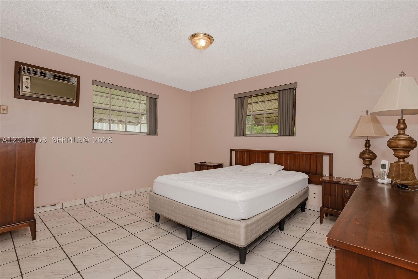 292 W 39th Pl, Hialeah FL 33012