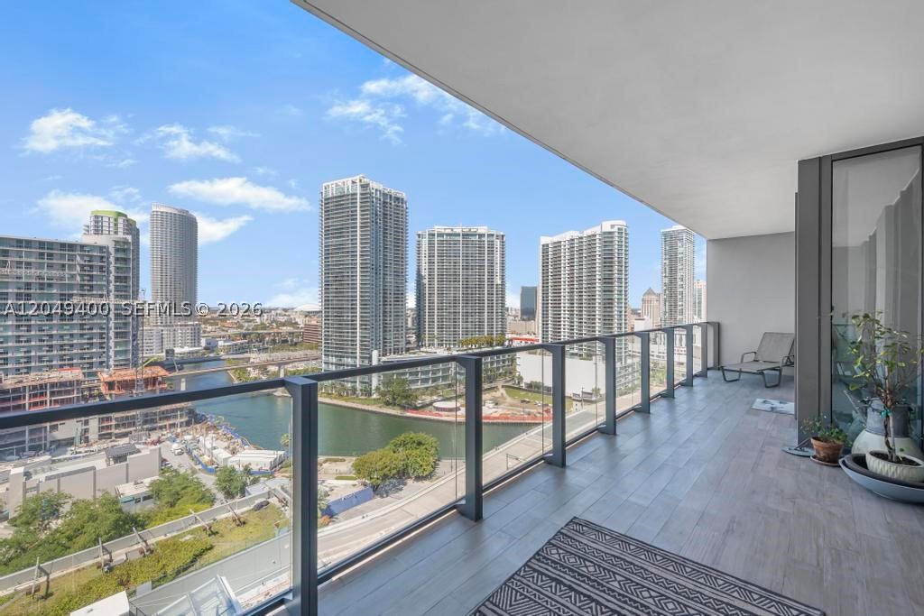 68 SE 6th St #1710, Miami FL 33131