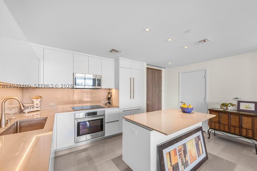 68 SE 6th St #1710, Miami FL 33131