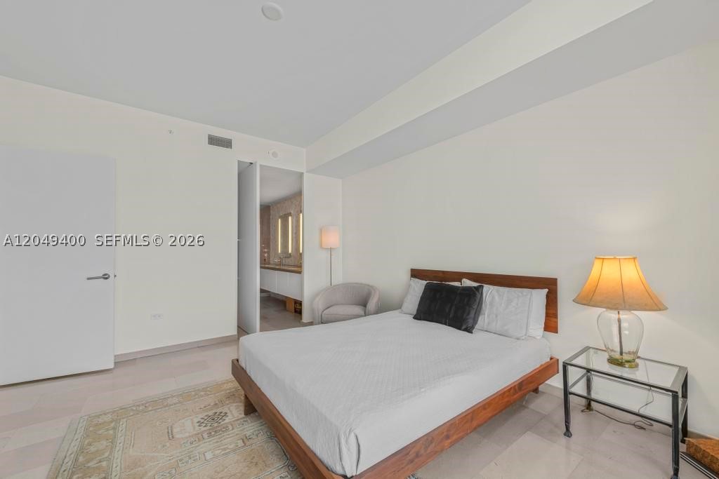 68 SE 6th St #1710, Miami FL 33131
