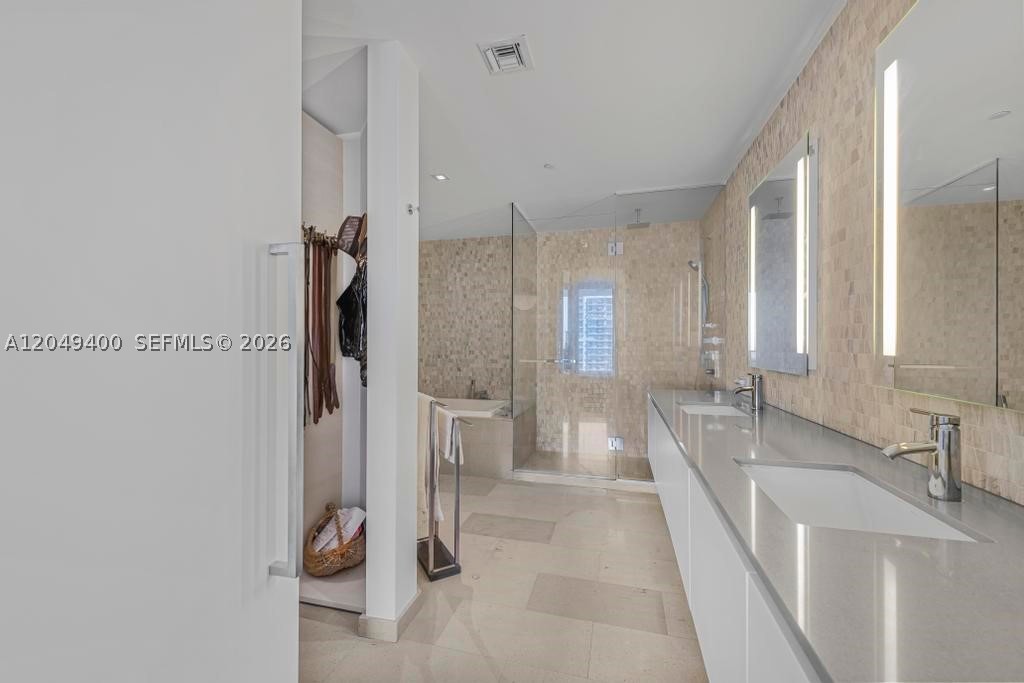 68 SE 6th St #1710, Miami FL 33131