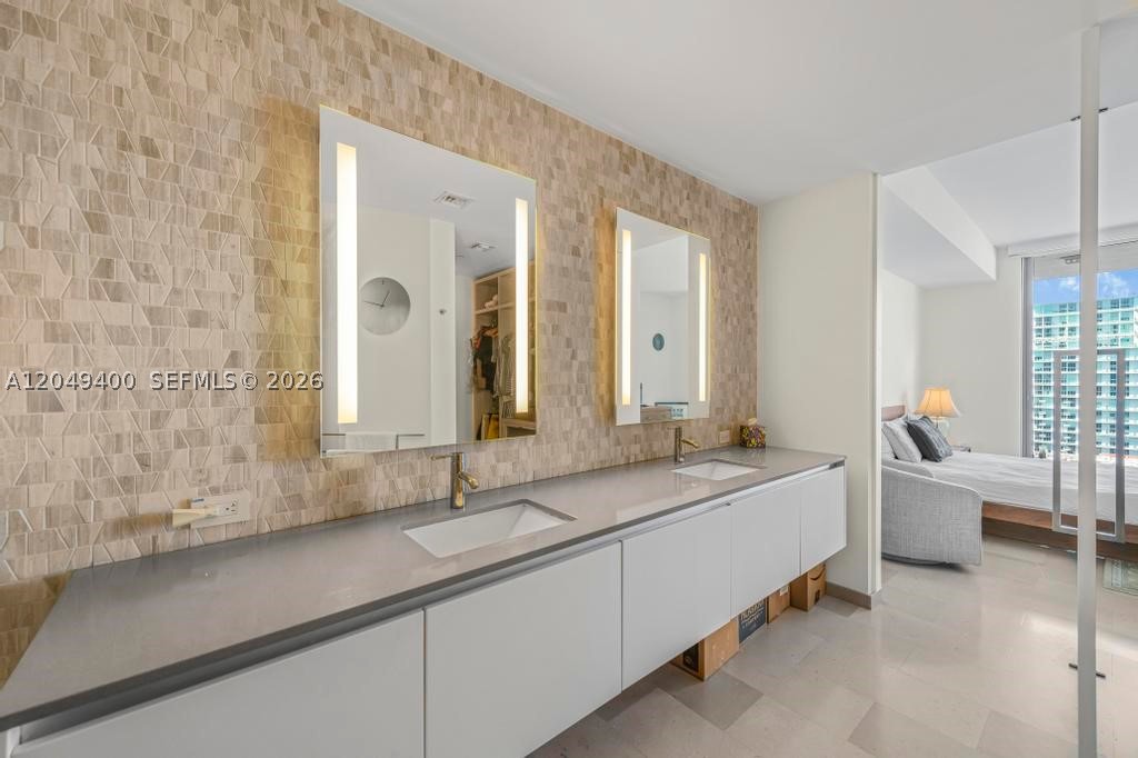 68 SE 6th St #1710, Miami FL 33131