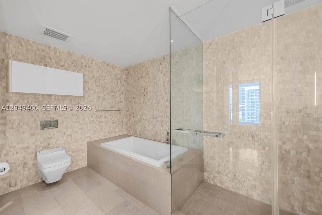 68 SE 6th St #1710, Miami FL 33131