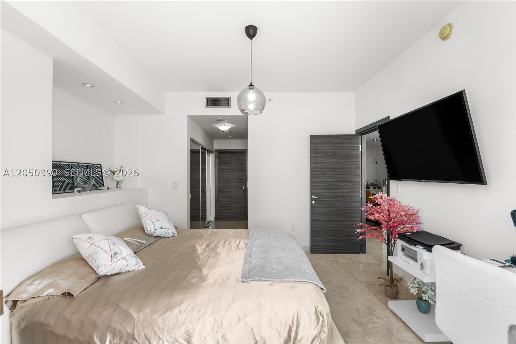 900 Biscayne Blvd #3704, Miami FL 33132