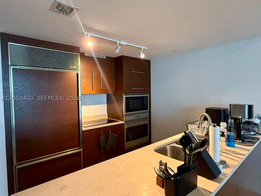 475 Brickell Ave #1012, Miami FL 33131
