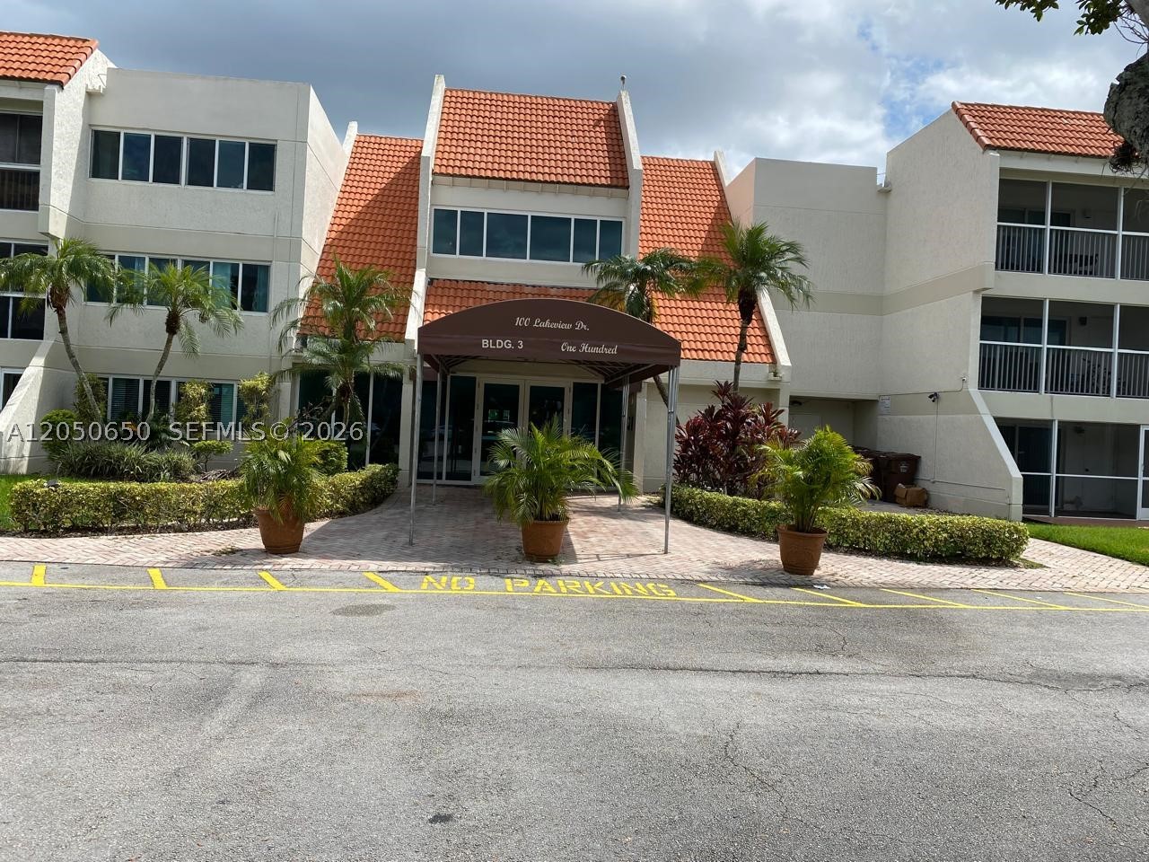 100 Lakeview Dr #316, Weston FL 33326
