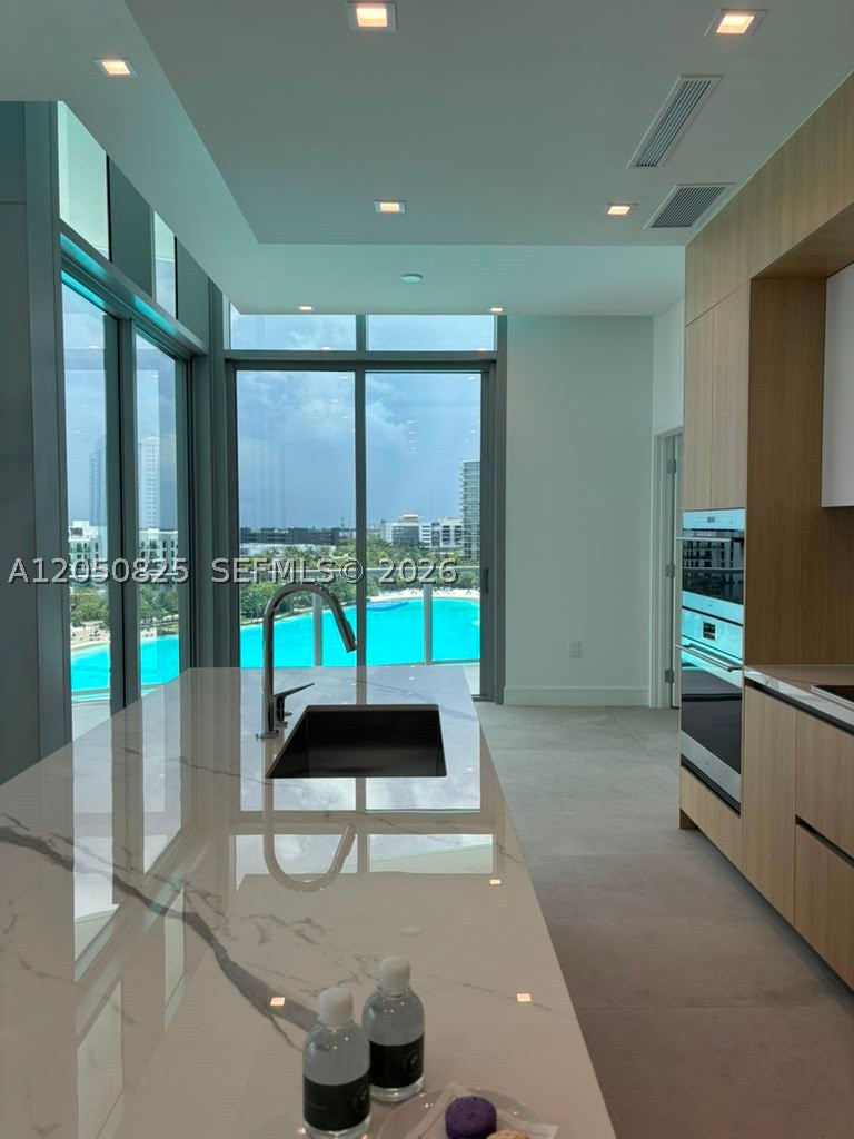 2411 Laguna Cr #606, Miami FL 33181
