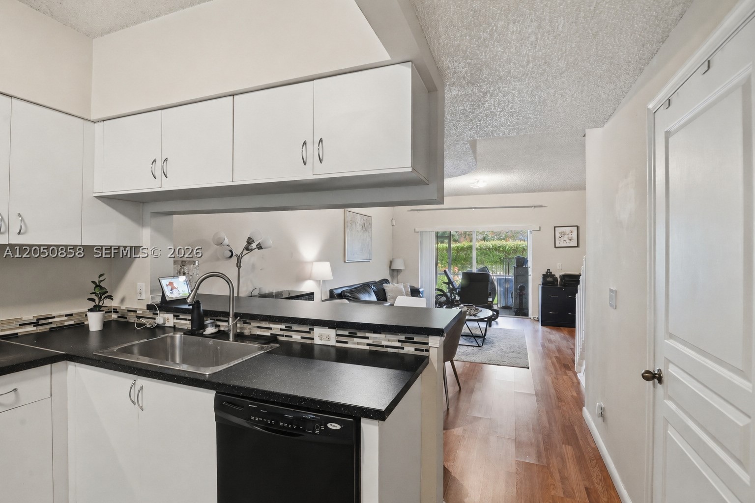 21 Simonton Cir, Weston FL 33326